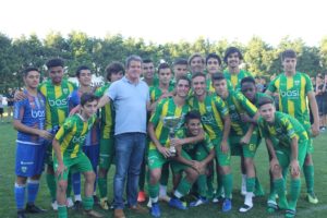 61124451_2255081541398627_3548738284760858624_o-300x200 CD Tondela vence Torneio de futebol juvenil em Gouveia