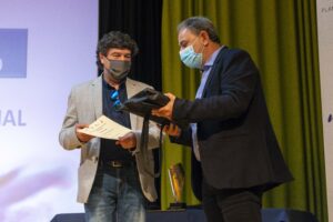Diretor-do-Jornal-de-Leira-Francisco-Pedro-entrega-Mencao-Honrosa-1-300x200 Vítor Santos recebeu os seus prémios em Leiria