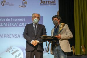 Presidente-da-AssociacaoFutebolLeiria-Manuel-Nunesentrega-premio-a-vitor-santos-foto-PNED-1-300x200 Vítor Santos recebeu os seus prémios em Leiria