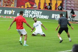 242393187_2621827481296056_8197395880052659878_n-300x200 Liga Turca - Candeias salta do banco e marca e vence poderoso Galatasaray