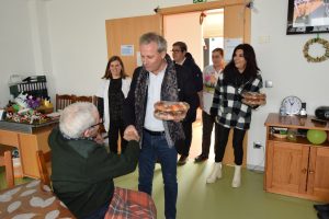 322072691_1371090980389678_8522489703089408830_n-300x200 Figueira de Castelo Rodrigo- Executivo Municipal visitou as IPSS do concelho em Dia de Reis