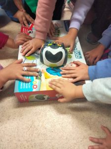 409976096_856500766481698_8469966883413938247_n-225x300 Educação Pré-escolar do AEFA recebeu dois robôs Bublle