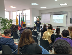 foto1-300x230 Alunos da Academi@ STEM Mangualde foram aprender à Patinter