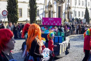 635309310_1373975831439683_697344688548748376_n-300x200 Gouveia - Desfile de Carnaval encheu as ruas de cor, criatividade e alegria