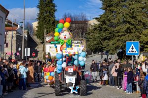 637672817_1373973688106564_9000275440017288516_n-300x200 Gouveia - Desfile de Carnaval encheu as ruas de cor, criatividade e alegria