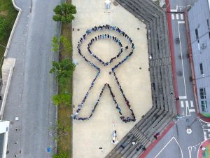 686193683_1438487344988073_1891199679583271252_n-300x225 Laço humano gigante pelos alunos em Celorico da Beira